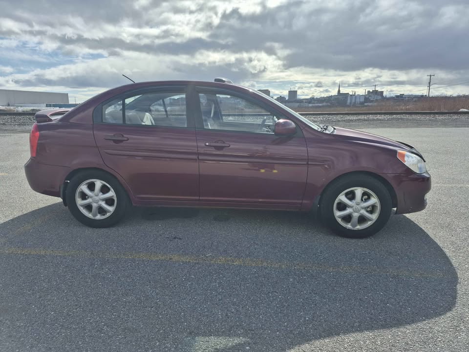 2010 Hyundai Accent GL sedan