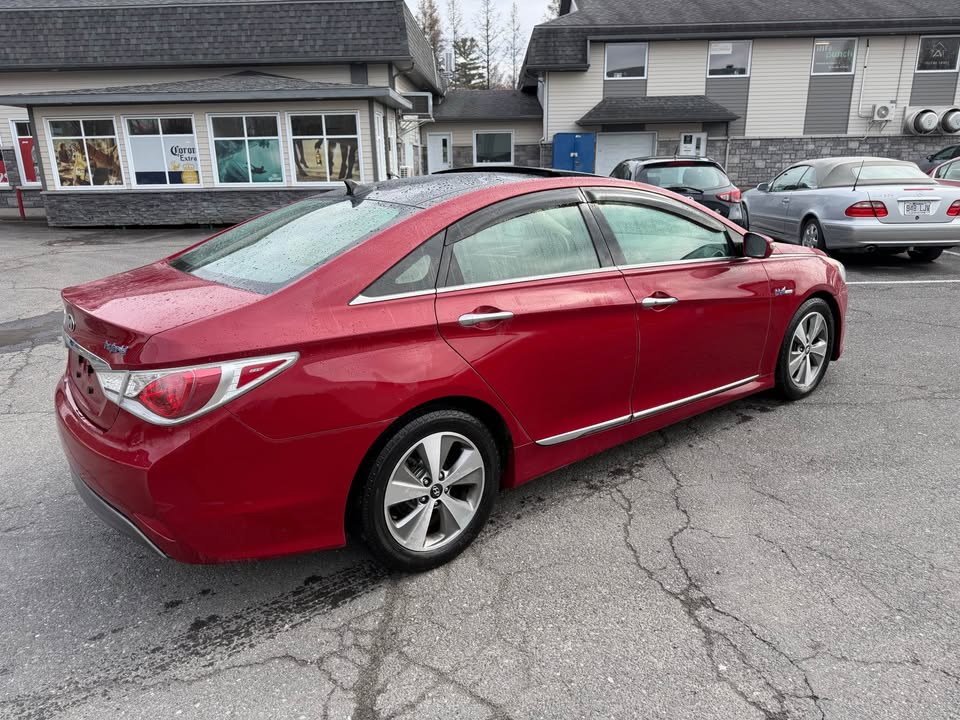 2012 Hyundai Sonata Hybrid Limited – Top of the line