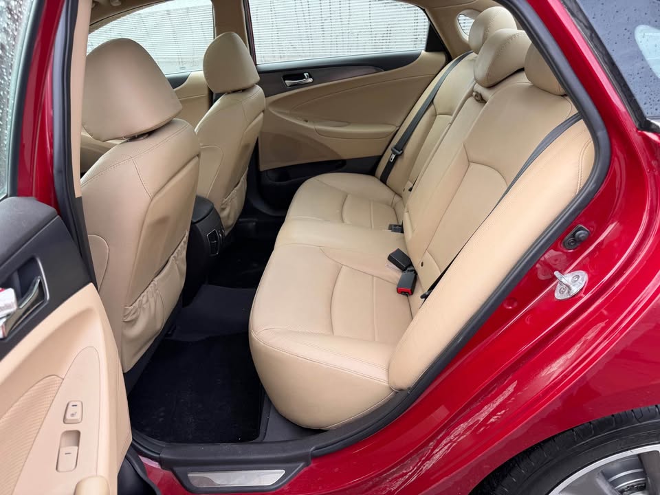 2012 Hyundai Sonata Hybrid Limited – Top of the line