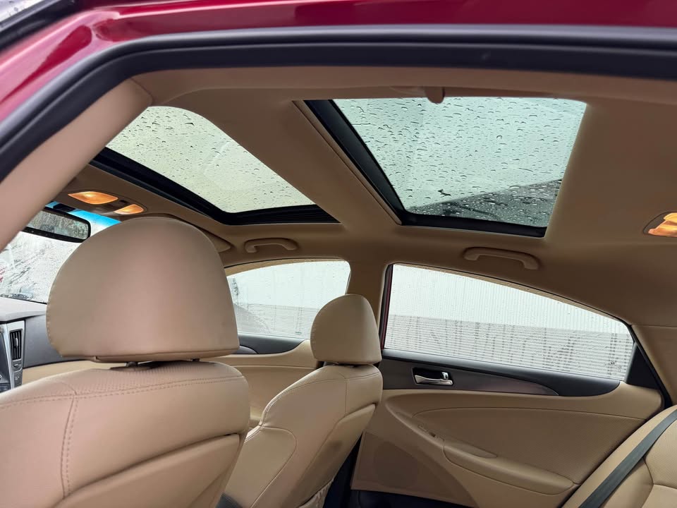 2012 Hyundai Sonata Hybrid Limited – Top of the line