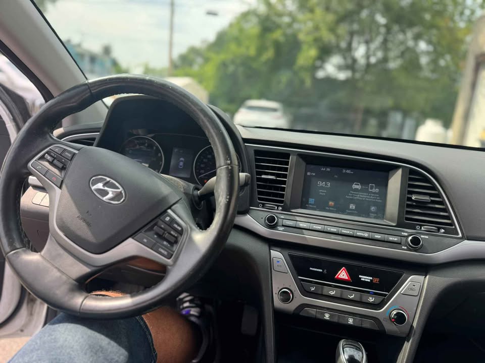 Tableau de bord Hyundai Elantra 2017 avec écran vidéo et Bluetooth