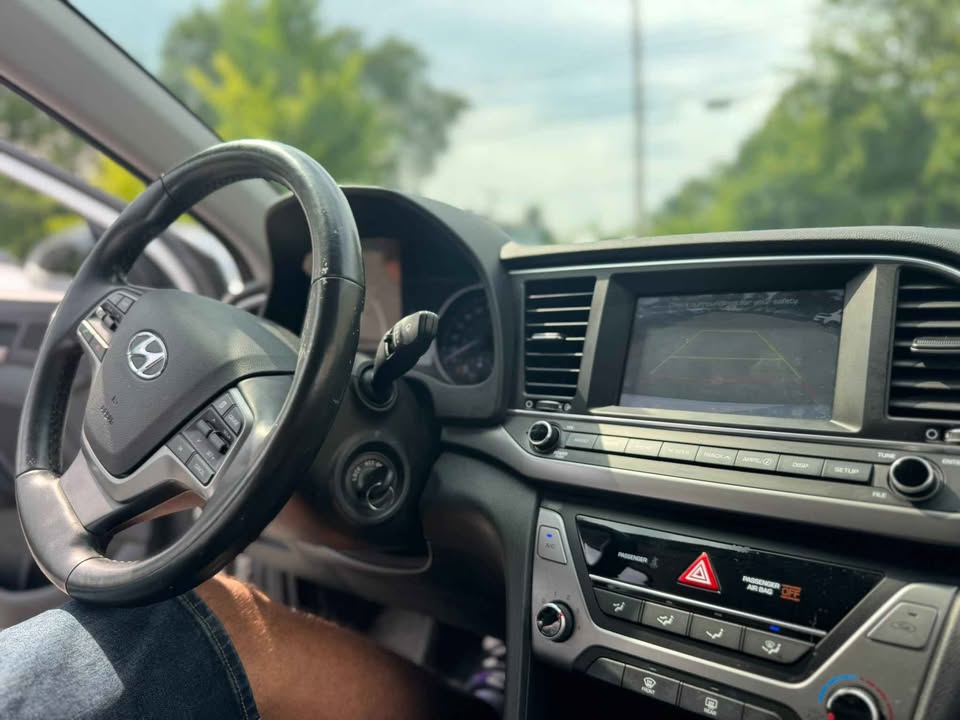 Tableau de bord Hyundai Elantra 2017 avec écran vidéo et Bluetooth