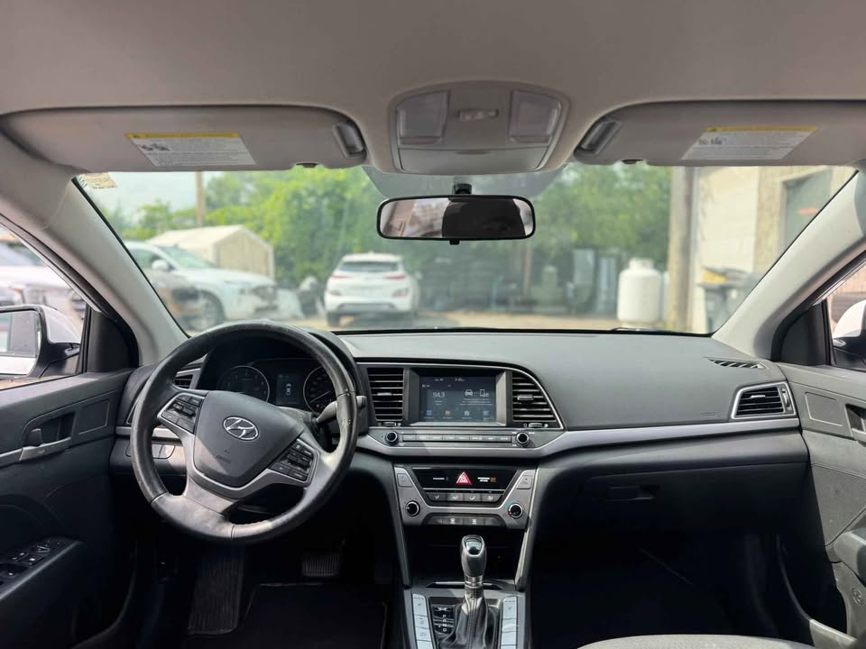 Tableau de bord Hyundai Elantra 2017 avec écran vidéo et Bluetooth