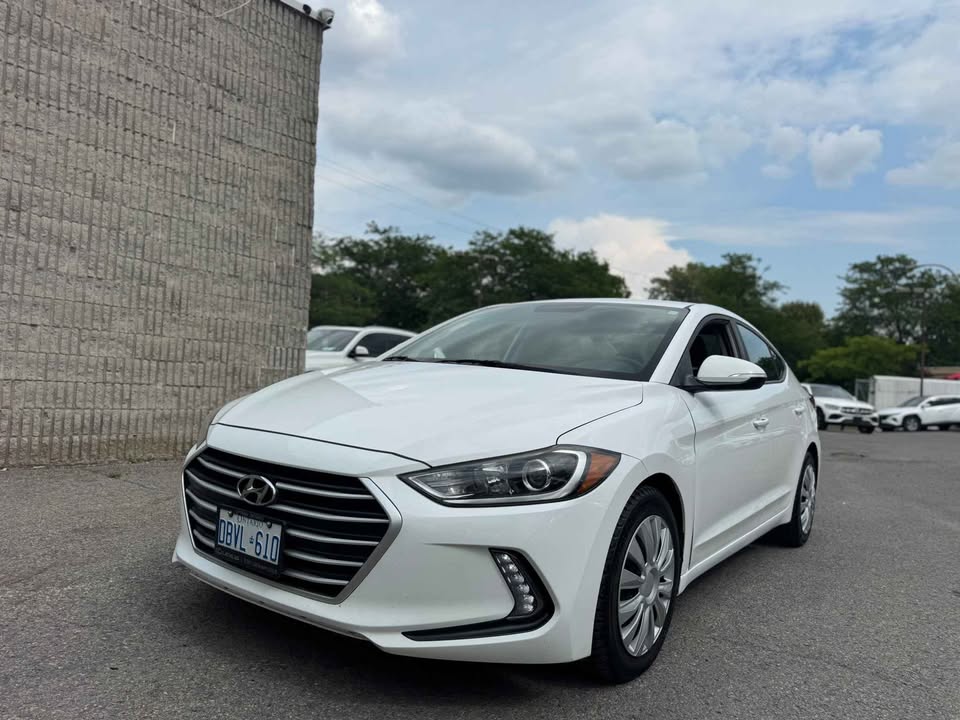 2017 Hyundai Elantra blanc extérieur vue avant