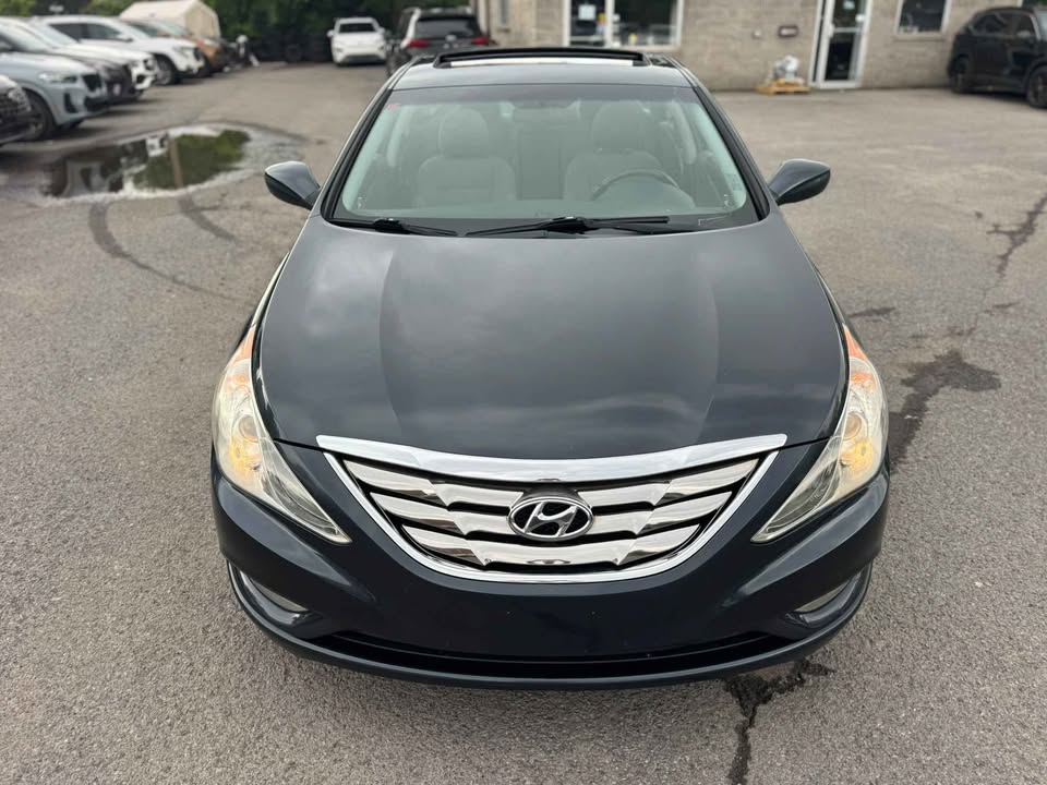 2011 Hyundai Sonata – Noir – Extérieur Avant