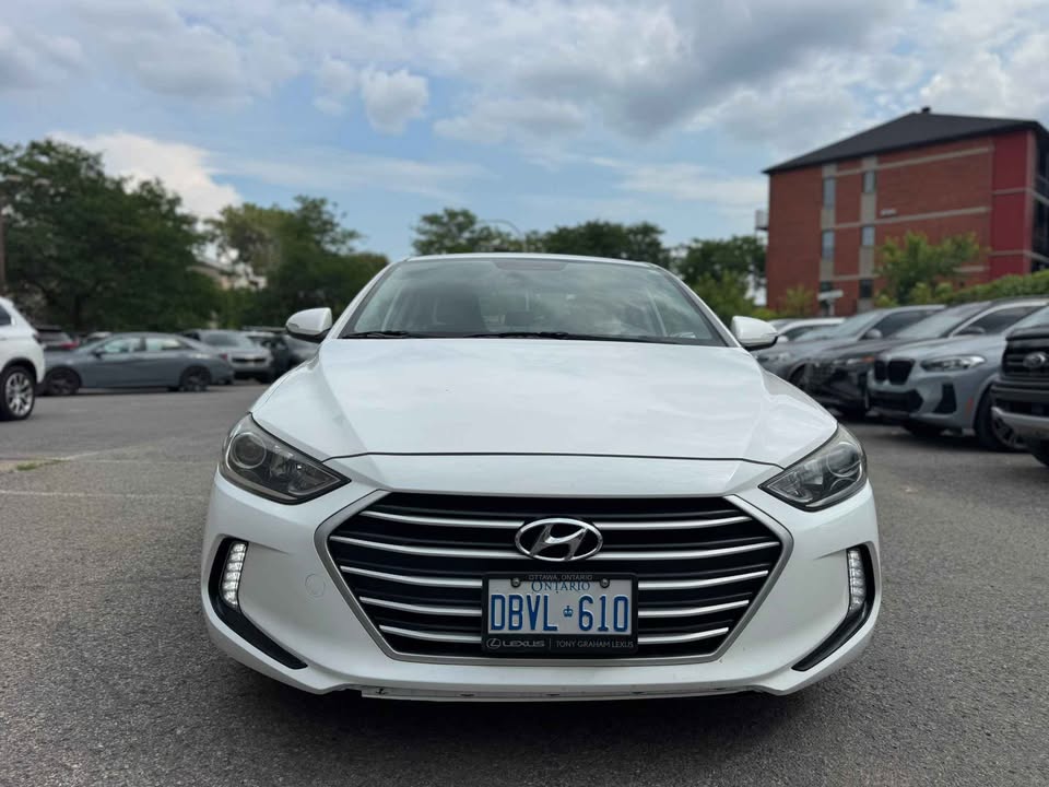 2017 Hyundai Elantra blanc extérieur vue avant
