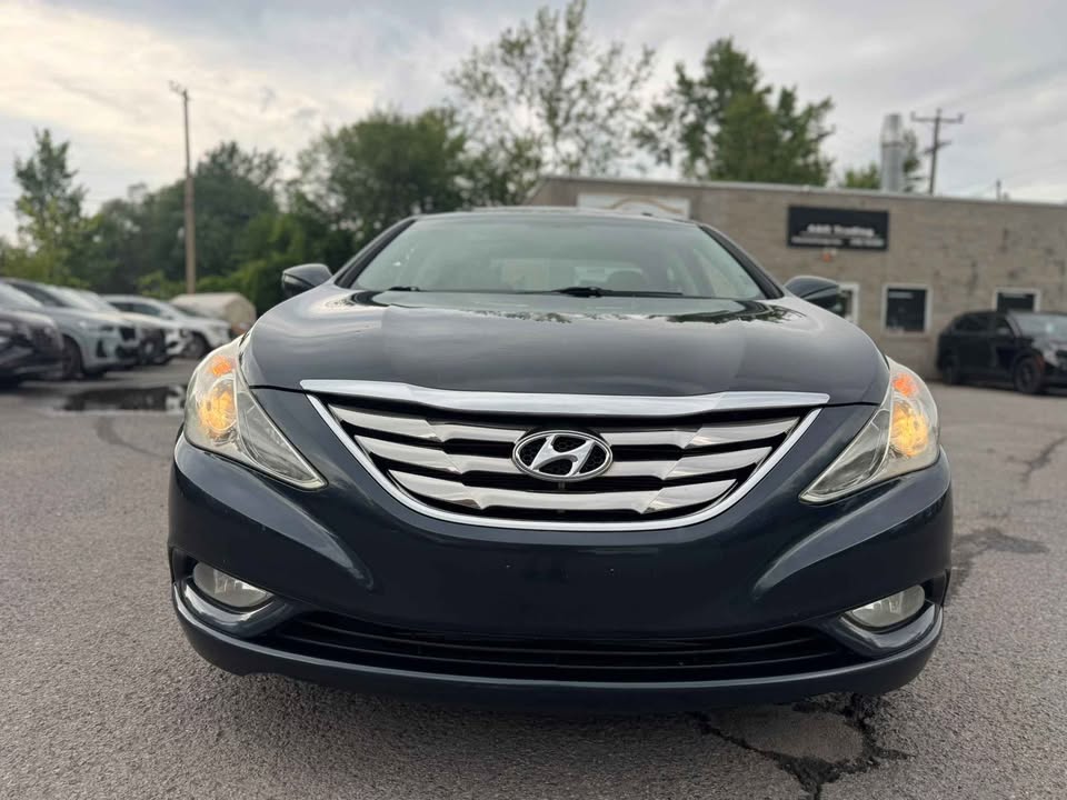 2011 Hyundai Sonata noir extérieur vue avant