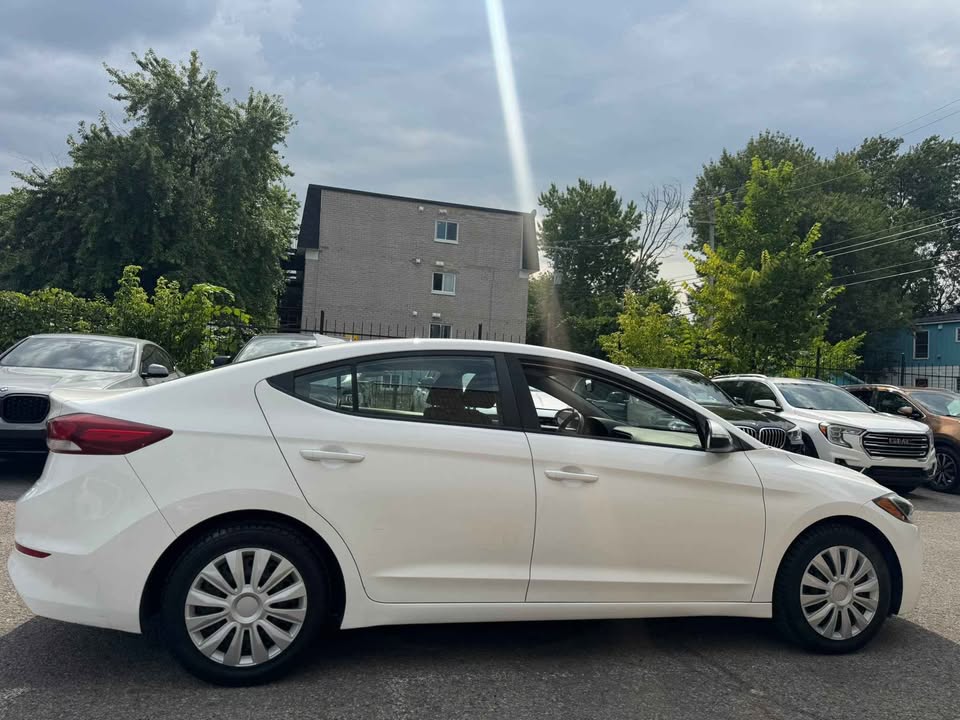 2017 Hyundai Elantra blanc extérieur vue avant