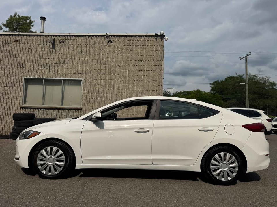 2017 Hyundai Elantra blanc extérieur vue avant