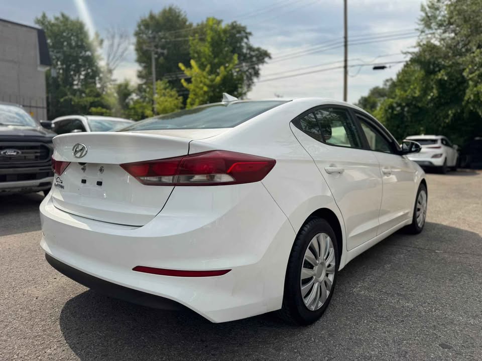 Hyundai Elantra 2017 blanc vue arrière
