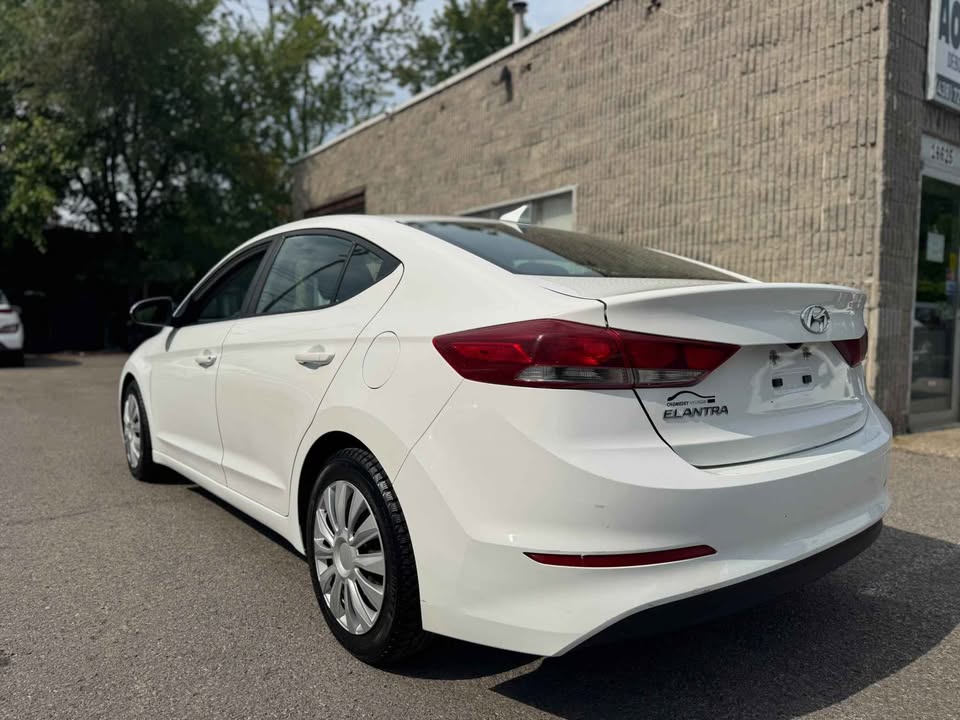 Hyundai Elantra 2017 blanc vue arrière