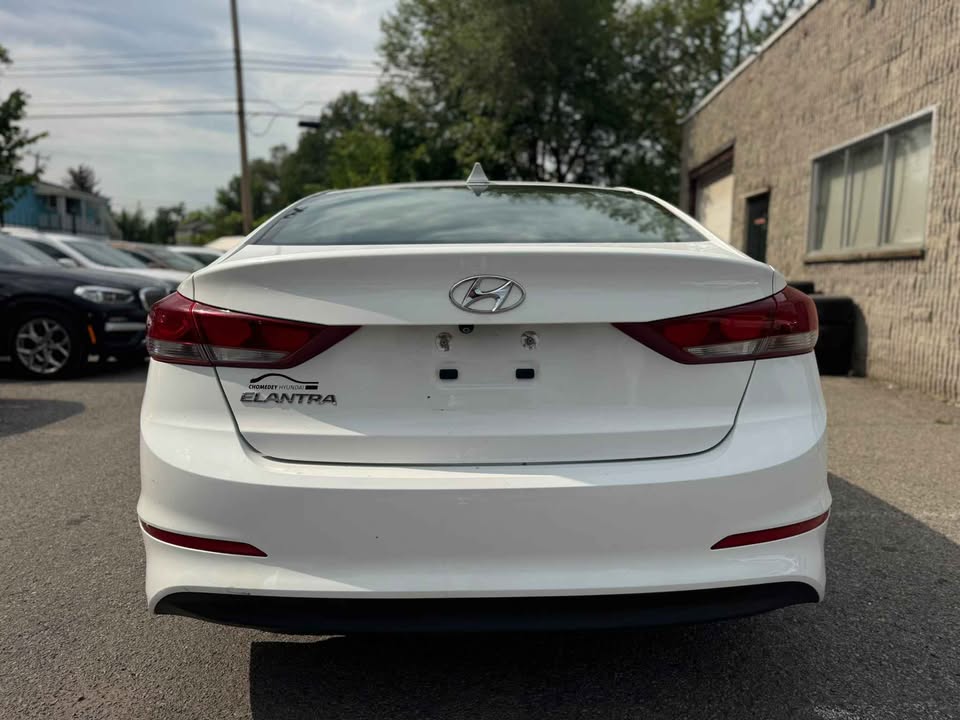 Hyundai Elantra 2017 blanc vue arrière